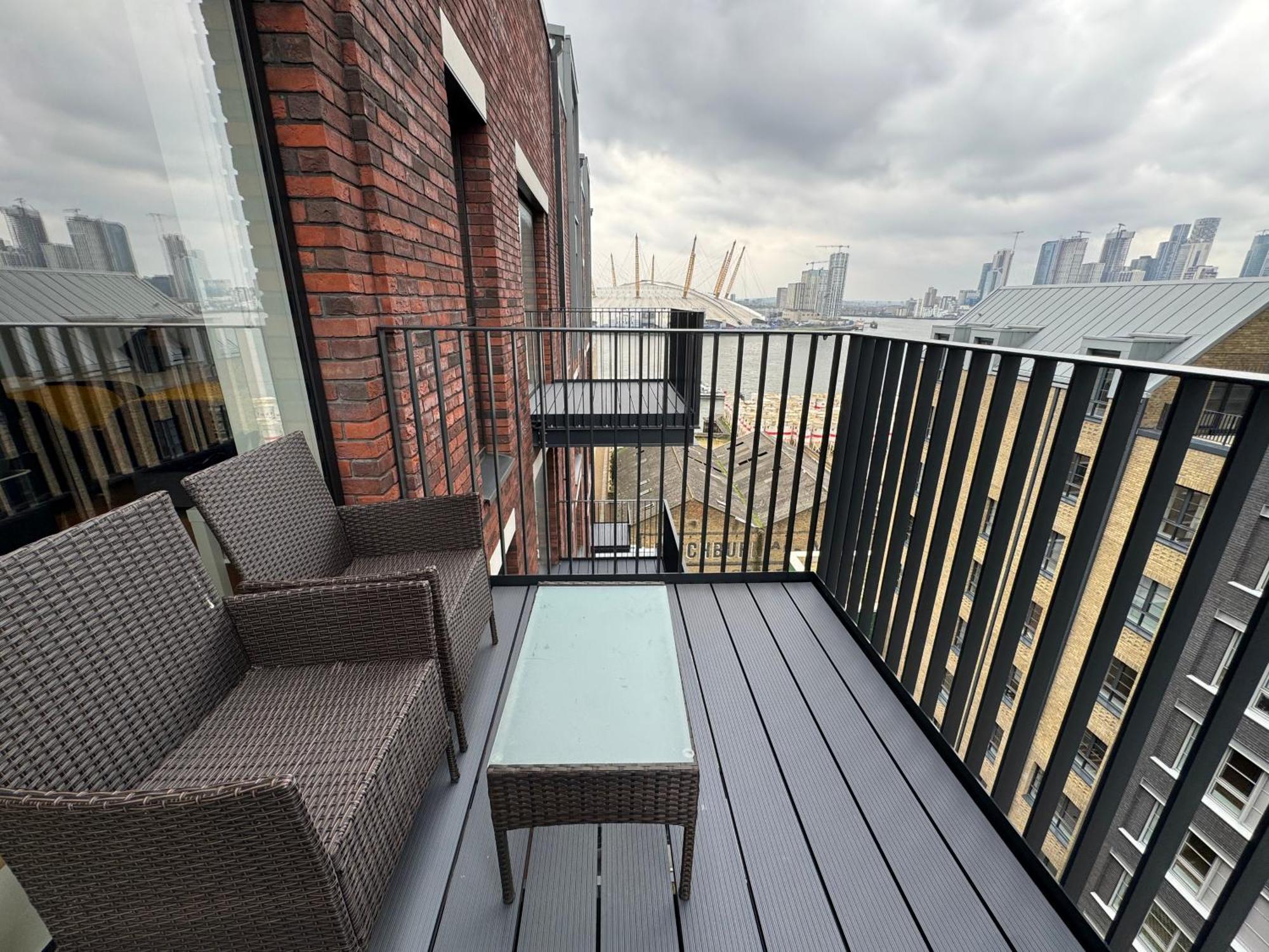 London Luxury Flat With Balcony, River View, O2 Arena, Excel, Canary Wharf, Station Apartment ภายนอก รูปภาพ